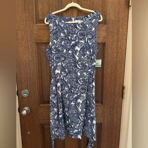 Anne Klein 16 sleeveless Elegant Blue and White Paisley Dress with wrap belt